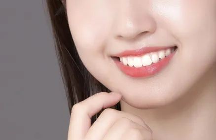 白い歯の女性