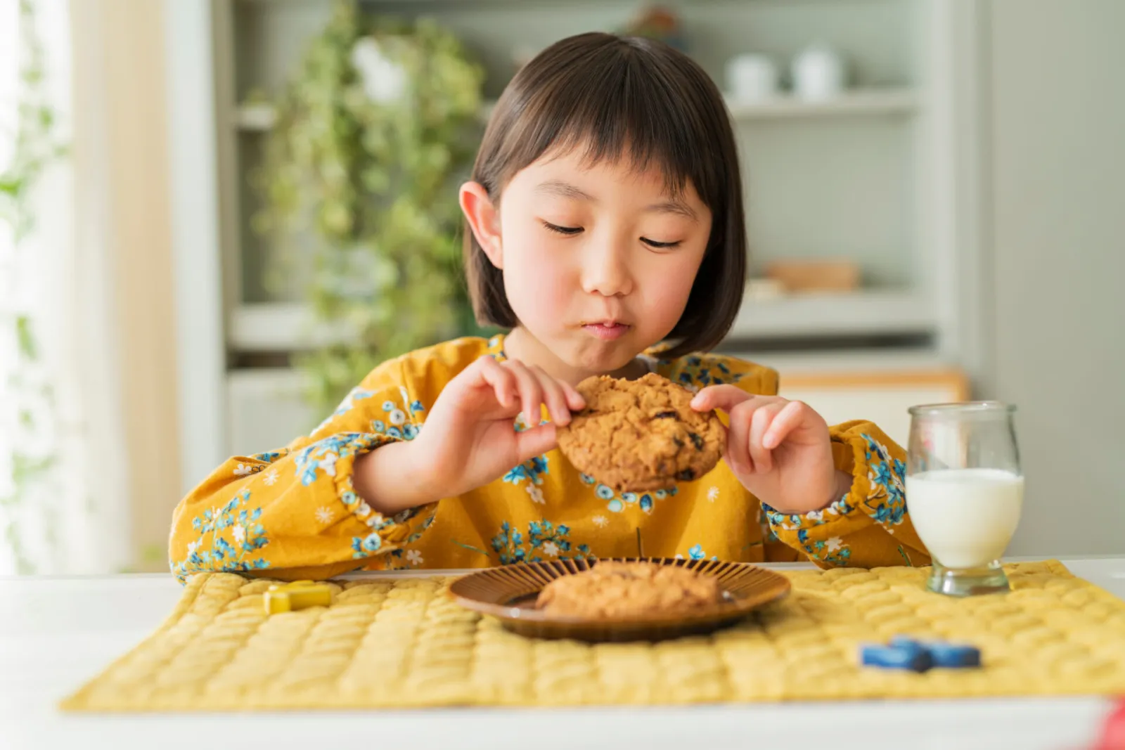 おやつを食べる女の子